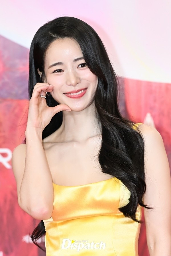 Bạn gái của Lee Do Hyun là Lim Ji Yeon cũng tham dự sự kiện. Mỹ nhân sinh năm 1990 nổi bật với chiếc váy vàng tôn lên vóc dáng mảnh mai. Bạn gái của Lee Do Hyun là Lim Ji Yeon cũng tham dự sự kiện. Mỹ nhân sinh năm 1990 nổi bật với chiếc váy vàng tôn lên vóc dáng mảnh mai.