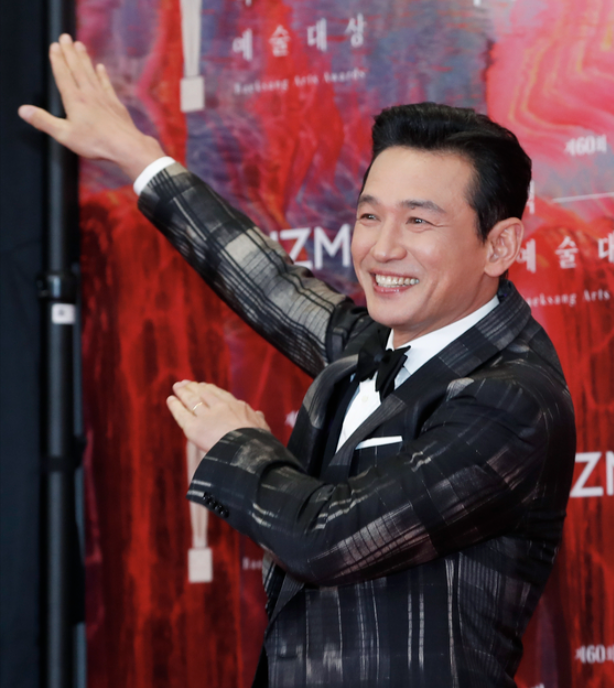 Trai tồi Cô đi mà lấy chồng tôi Lee Yi Kyung (trái) và tài tử Hwang Jung Min tạo dáng vui nhộn. Trai tồi Cô đi mà lấy chồng tôi Lee Yi Kyung (trái) và tài tử Hwang Jung Min tạo dáng vui nhộn.