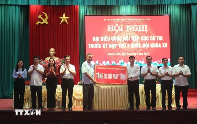 Bộ trưởng Bộ Công an Tô Lâm tặng 50 bộ máy vi tính cho huyện Khoái Châu. (Ảnh: Đinh Văn Nhiều/TTXVN) Bộ trưởng Bộ Công an Tô Lâm tặng 50 bộ máy vi tính cho huyện Khoái Châu. (Ảnh: Đinh Văn Nhiều/TTXVN)