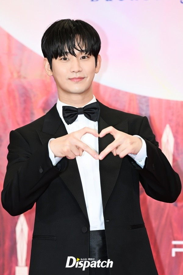 Kim Soo Hyun chọn lễ phục đen cổ điển kết hợp với áo sơ mi trắng và thắt nơ. Anh là một trong những ứng cử viên sáng giá cho danh hiệu Nam diễn viên chính xuất sắc ở mảng truyền hình với "bom tấn" Queen of Tears. Bạn diễn của anh là Kim Ji Won vắng mặt tại lễ trao giải. Kim Soo Hyun chọn lễ phục đen cổ điển kết hợp với áo sơ mi trắng và thắt nơ. Anh là một trong những ứng cử viên sáng giá cho danh hiệu Nam diễn viên chính xuất sắc ở mảng truyền hình với "bom tấn" Queen of Tears. Bạn diễn của anh là Kim Ji Won vắng mặt tại lễ trao giải.