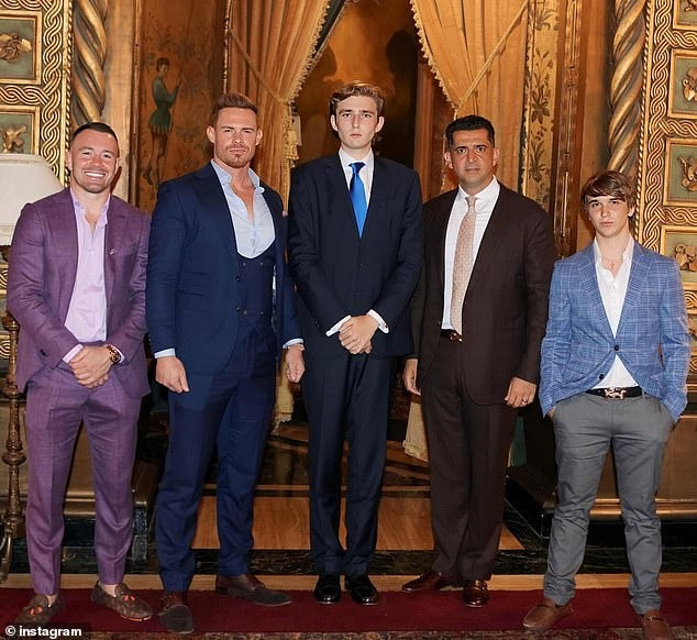 Barron Trump nổi bật khi chụp ảnh cùng các khách mời trong bữa tối, bao gồm (từ trái sang phải): Colby Covington, Justin Waller, Patrick Bet-David và Bo Loudon. Ảnh: IG. Barron Trump nổi bật khi chụp ảnh cùng các khách mời trong bữa tối, bao gồm (từ trái sang phải): Colby Covington, Justin Waller, Patrick Bet-David và Bo Loudon. Ảnh: IG.