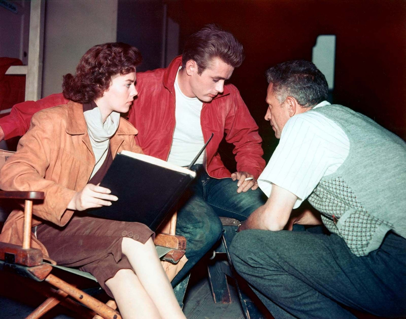 Đạo diễn Nicholas Ray và cặp sao Rebel Without a Cause phát sinh chuyện tình tay ba. Ảnh: Warner Brothers. Đạo diễn Nicholas Ray và cặp sao Rebel Without a Cause phát sinh chuyện tình tay ba. Ảnh: Warner Brothers.