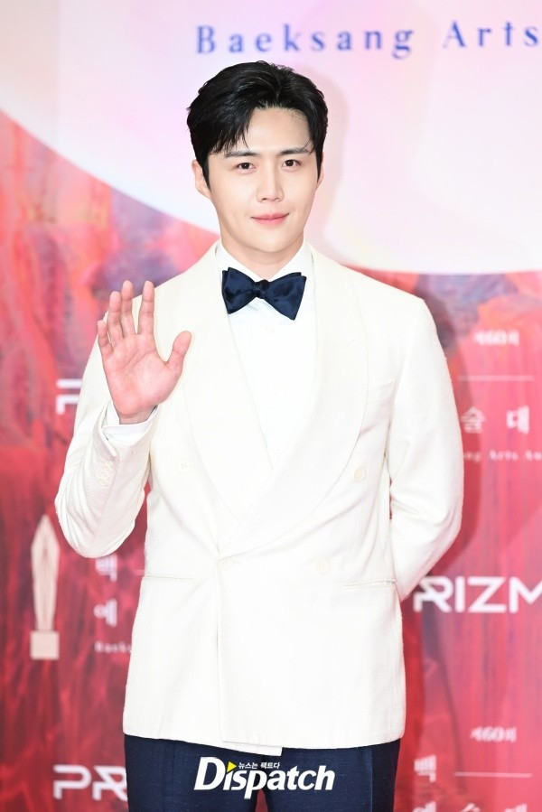 Tài tử Kim Seon Ho khoe vẻ điển trai và lịch thiệp trong set lễ phục trắng - xanh đen. Tài tử Kim Seon Ho khoe vẻ điển trai và lịch thiệp trong set lễ phục trắng - xanh đen.