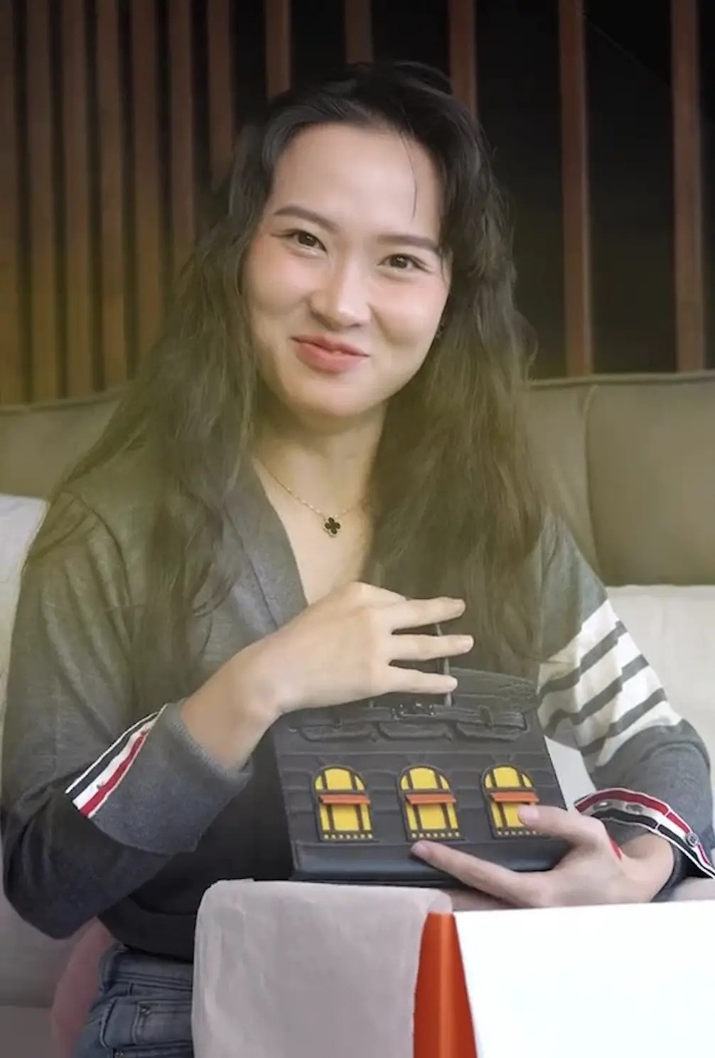 Như Lan "đập hộp" túi Hermès Birkin Faubourg trên TikTok. Ảnh cắt từ video. Như Lan "đập hộp" túi Hermès Birkin Faubourg trên TikTok. Ảnh cắt từ video.