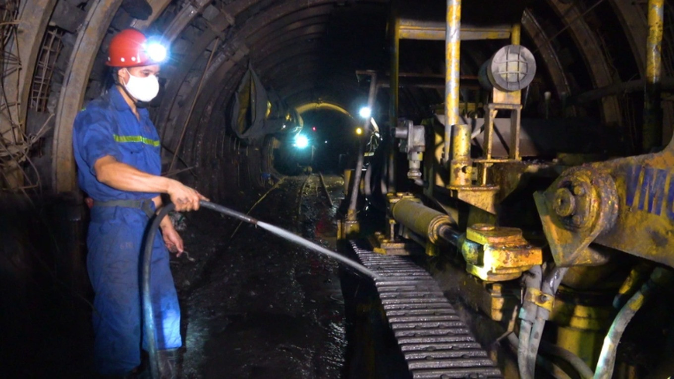 Người thợ mỏ phải làm việc trong các gương lò sâu hàng trăm mét, tối om, heo hút và lạnh lẽo. (Ảnh minh họa: An Nhiên).