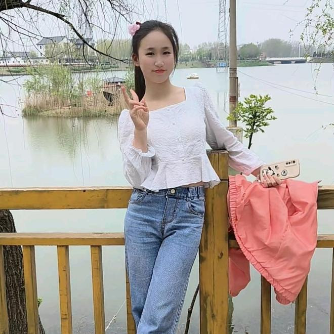 Tâm Ngữ đang ở tuổi vị thành niên lúc qua đời.