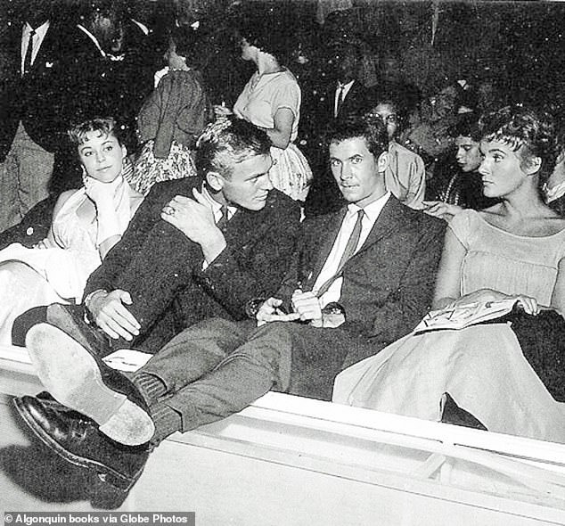Anthony Perkins (phải) và Tab Hunter (trái) bí mật yêu đương sau khi gặp nhau ở bể bơi khách sạn. Ảnh: Globe Photos. Anthony Perkins (phải) và Tab Hunter (trái) bí mật yêu đương sau khi gặp nhau ở bể bơi khách sạn. Ảnh: Globe Photos.