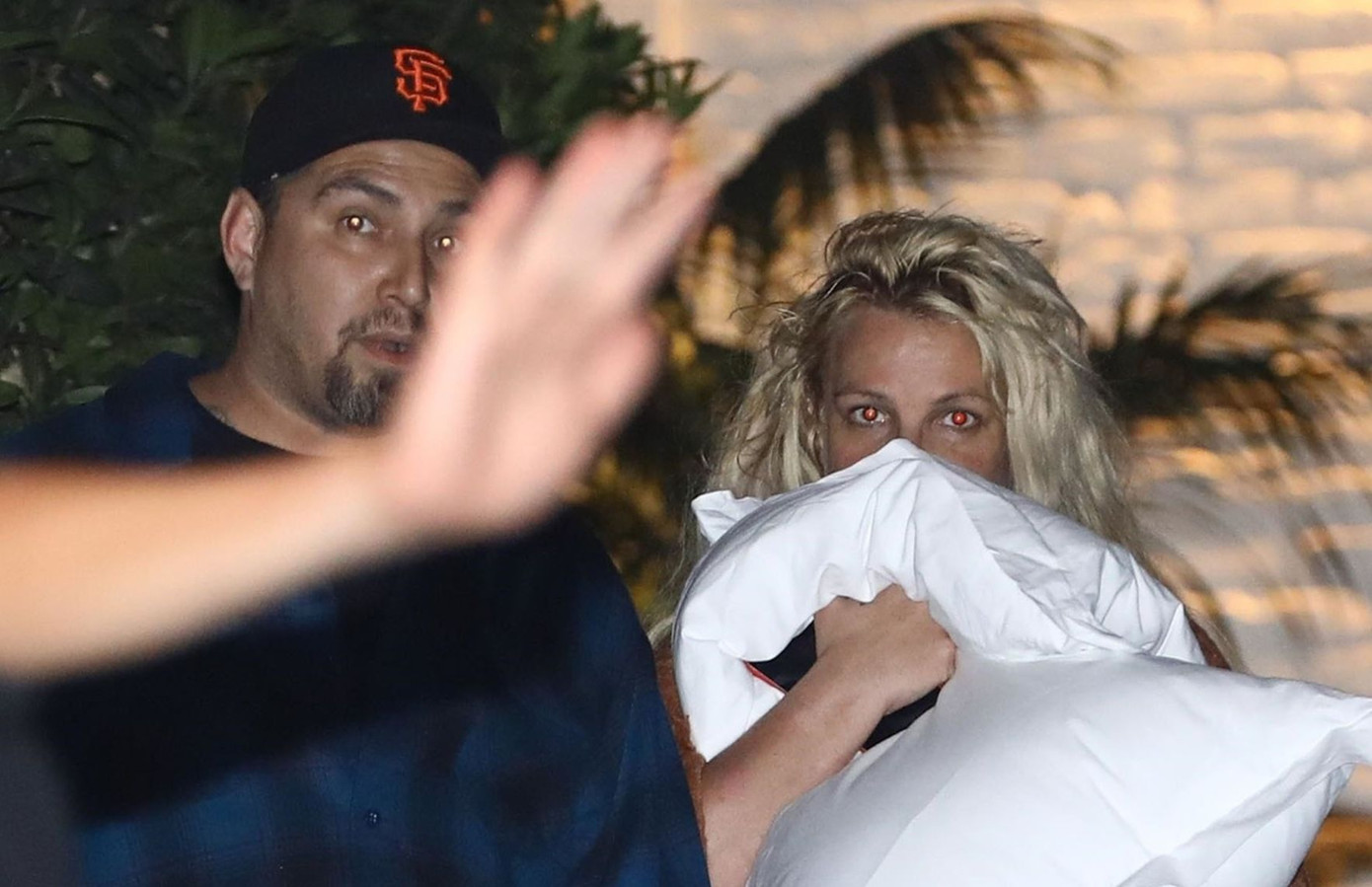 Britney Spears nhếch nhác rời khách sạn Chateau Marmont. Ảnh: BackGrid. Britney Spears nhếch nhác rời khách sạn Chateau Marmont. Ảnh: BackGrid.