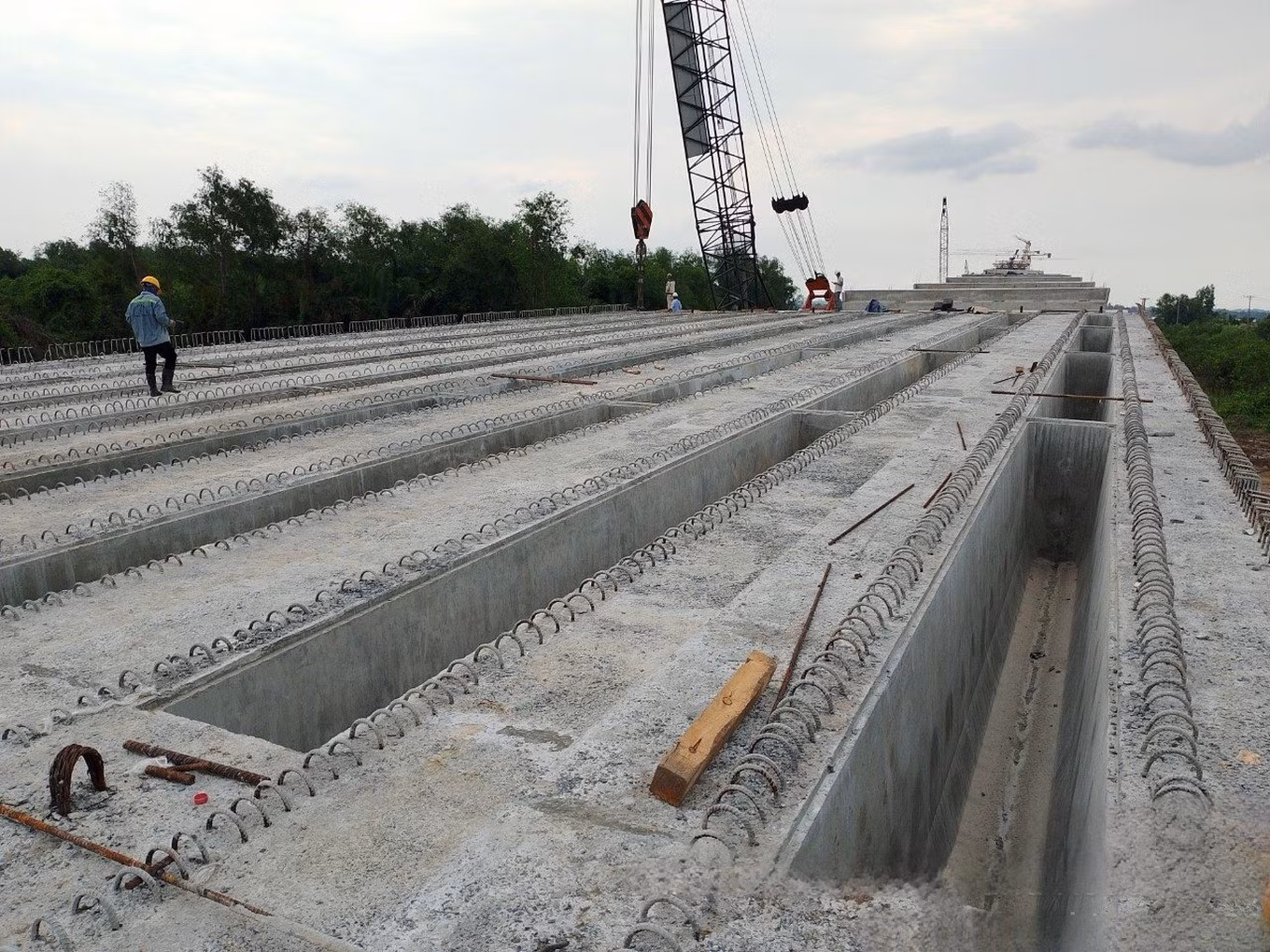 Dầm cầu sau khi được lao lắp (Ảnh: PMU Mỹ Thuận).