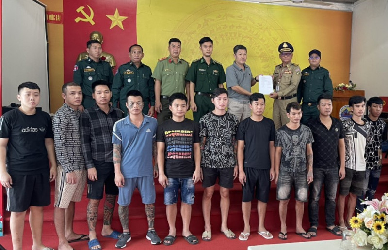 Tiếp nhận các công dân do lực lượng chức năng Campuchia trao trả. Tiếp nhận các công dân do lực lượng chức năng Campuchia trao trả.