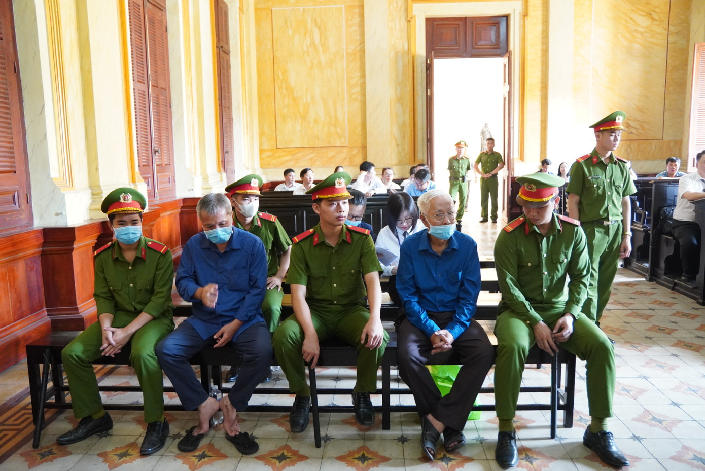 Phiên tòa xét xử vụ sai phạm xảy ra tại DongABank sáng nay 28/3.