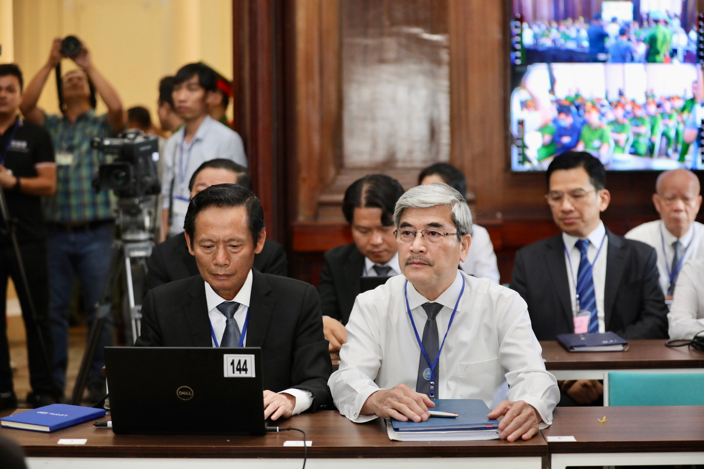 Luật sư Phan Trung Hoài (trái, hàng đầu) tại phiên tòa. Ảnh: Phạm Nguyễn.