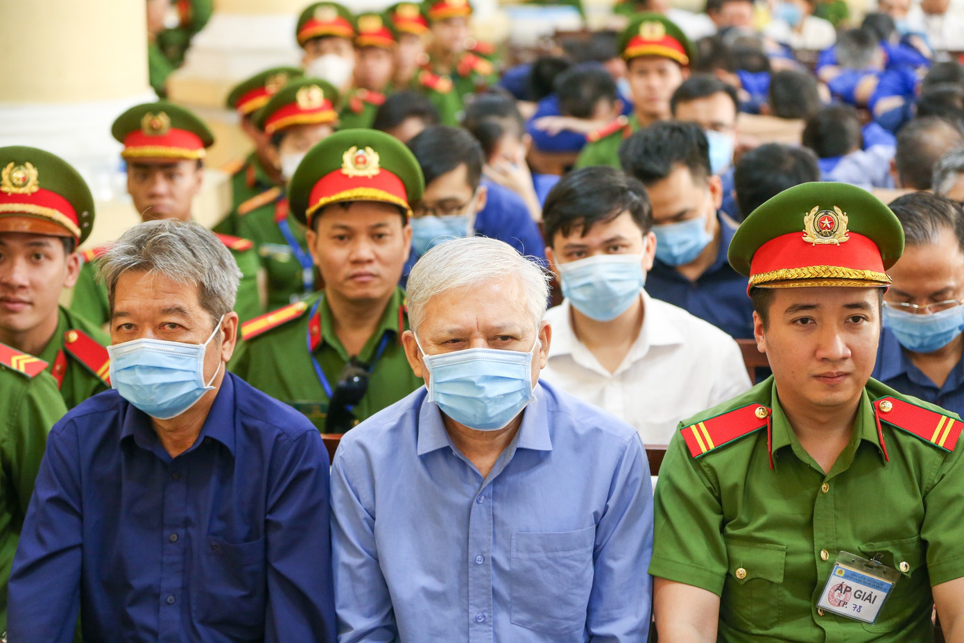 Bị cáo Nguyễn Văn Thanh Hải (ngồi giữa) tại phiên tòa. Ảnh: Duy Anh. Bị cáo Nguyễn Văn Thanh Hải (ngồi giữa) tại phiên tòa. Ảnh: Duy Anh.