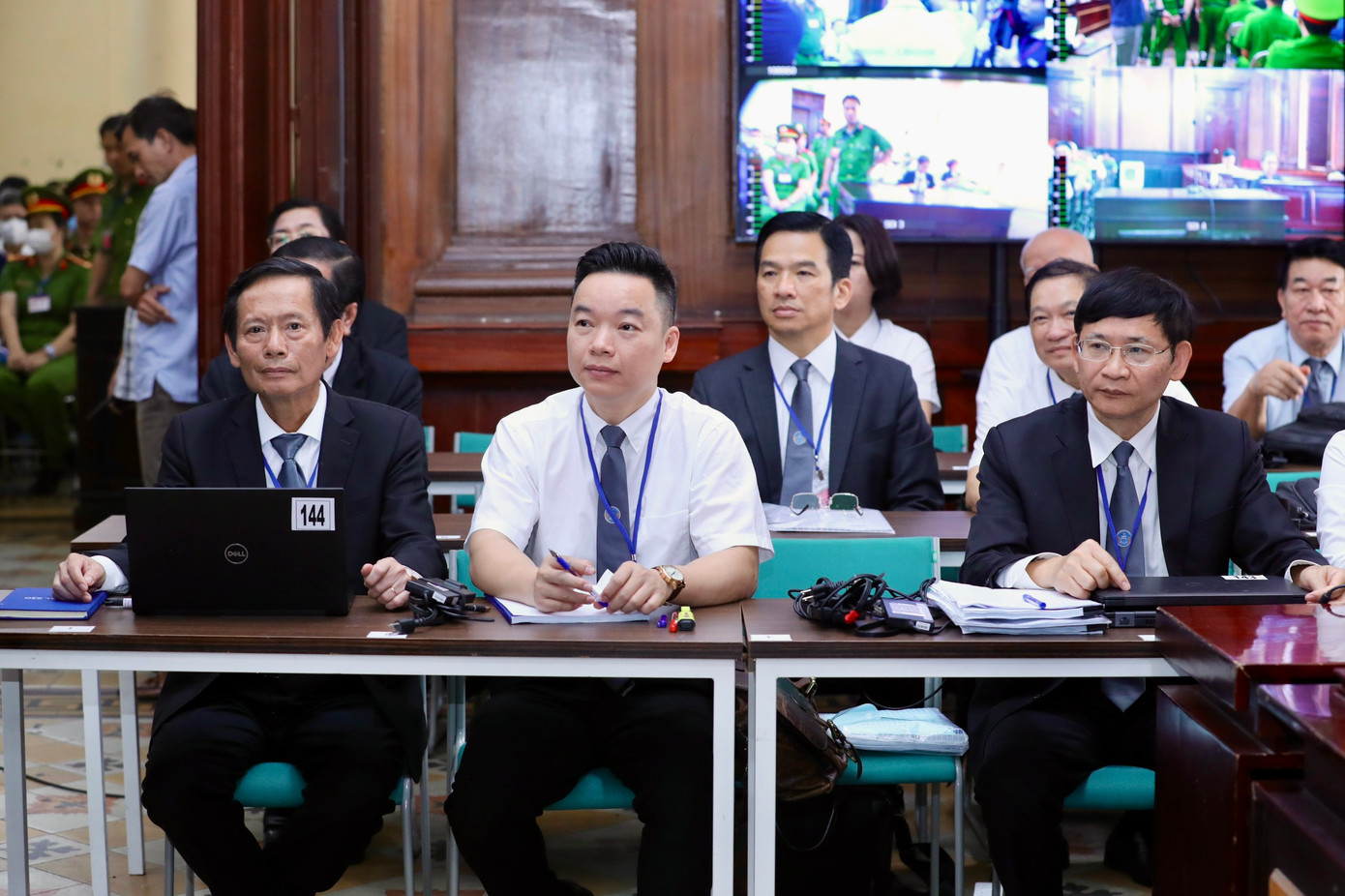 Luật sư Giang Hồng Thanh (áo trắng, hàng đầu) tham gia bào chữa cho bà Trương Mỹ Lan.