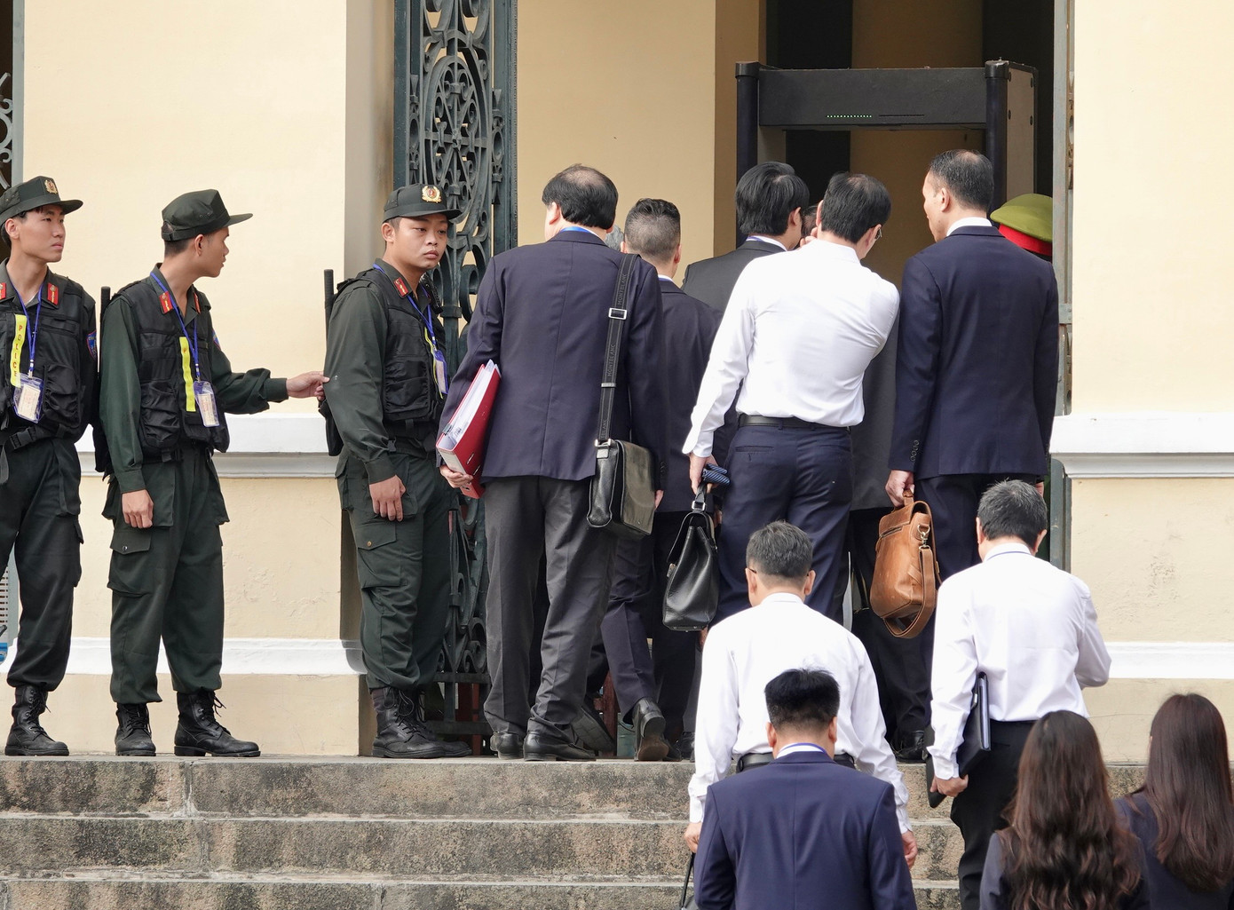 Người tham gia phiên tòa làm thủ tục vào phòng xử án. Ảnh: Duy Anh. Người tham gia phiên tòa làm thủ tục vào phòng xử án. Ảnh: Duy Anh.