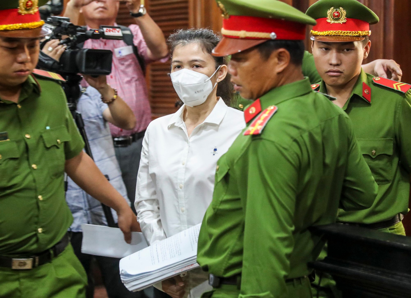 Cảnh sát dẫn giải Đặng Thị Hàn Ni vào phòng xử án.