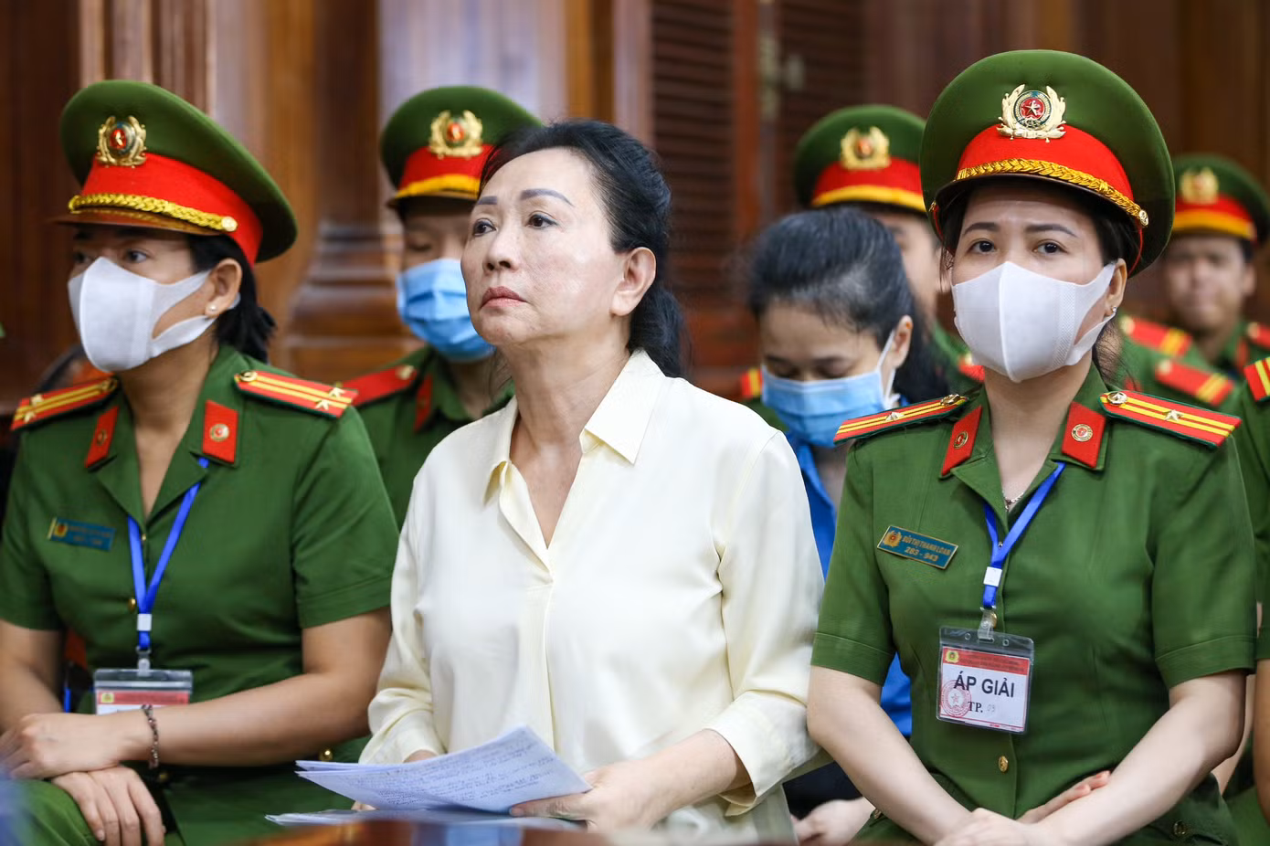 Bà Trương Mỹ Lan sáng nay viết đơn gửi tòa, nội dung muốn dùng tiền được bồi thường để khắc phục hậu quả cho chồng và cháu gái. Ảnh: Duy Anh.
