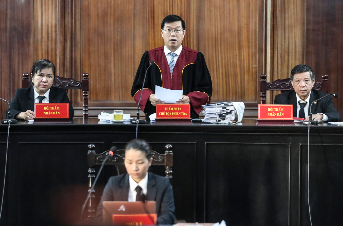 Thẩm phán Ngô Ngọc Thắng - thay mặt HĐXX công bố quyết định đưa vụ án ra xét xử.