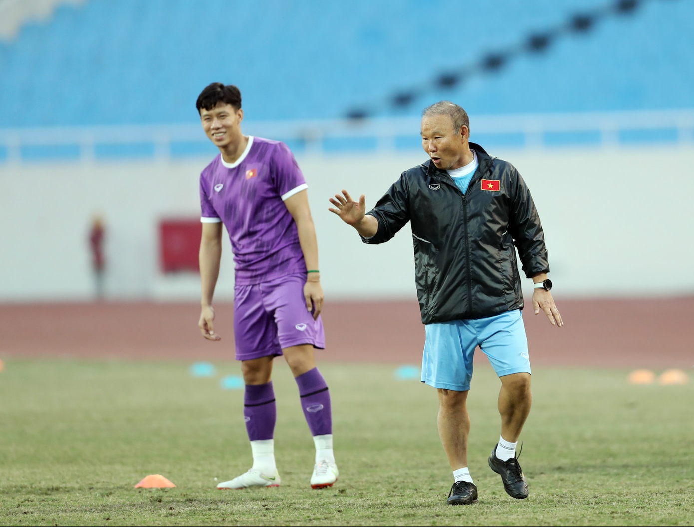 Từ đầu giải, HLV Park Hang-seo luôn trầm tư, ít cởi mở với mọi người xung quanh. Tuy nhiên sau màn “đấu khẩu” với người đồng nghiệp Shin Tae-yong trưa nay, trong buổi tập chiều ông Park đã bất ngờ thể hiện thái độ rất vui vẻ, thoải mái.