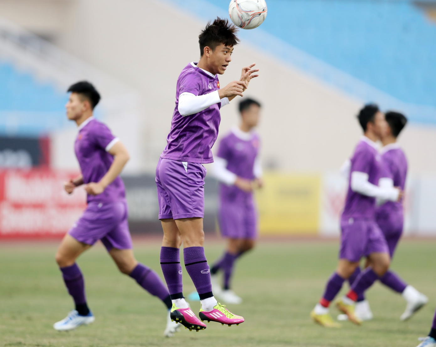 Sự tươi mới của ông Park giúp buổi tập của đội tuyển Việt Nam trở nên hứng khởi, khoáng đạt hơn. Tiến Linh, Quang Hải và thậm chí cả Đoàn Văn Hậu gần đây hay ưu tư cũng tươi tắn nét mặt, tích cực tập luyện.