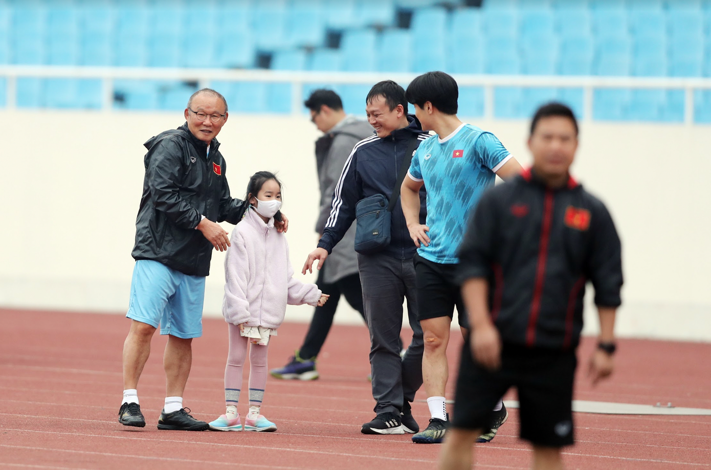 Ông Park vui vẻ với con một cán bộ Liên đoàn trước khi buổi tập bắt đầu