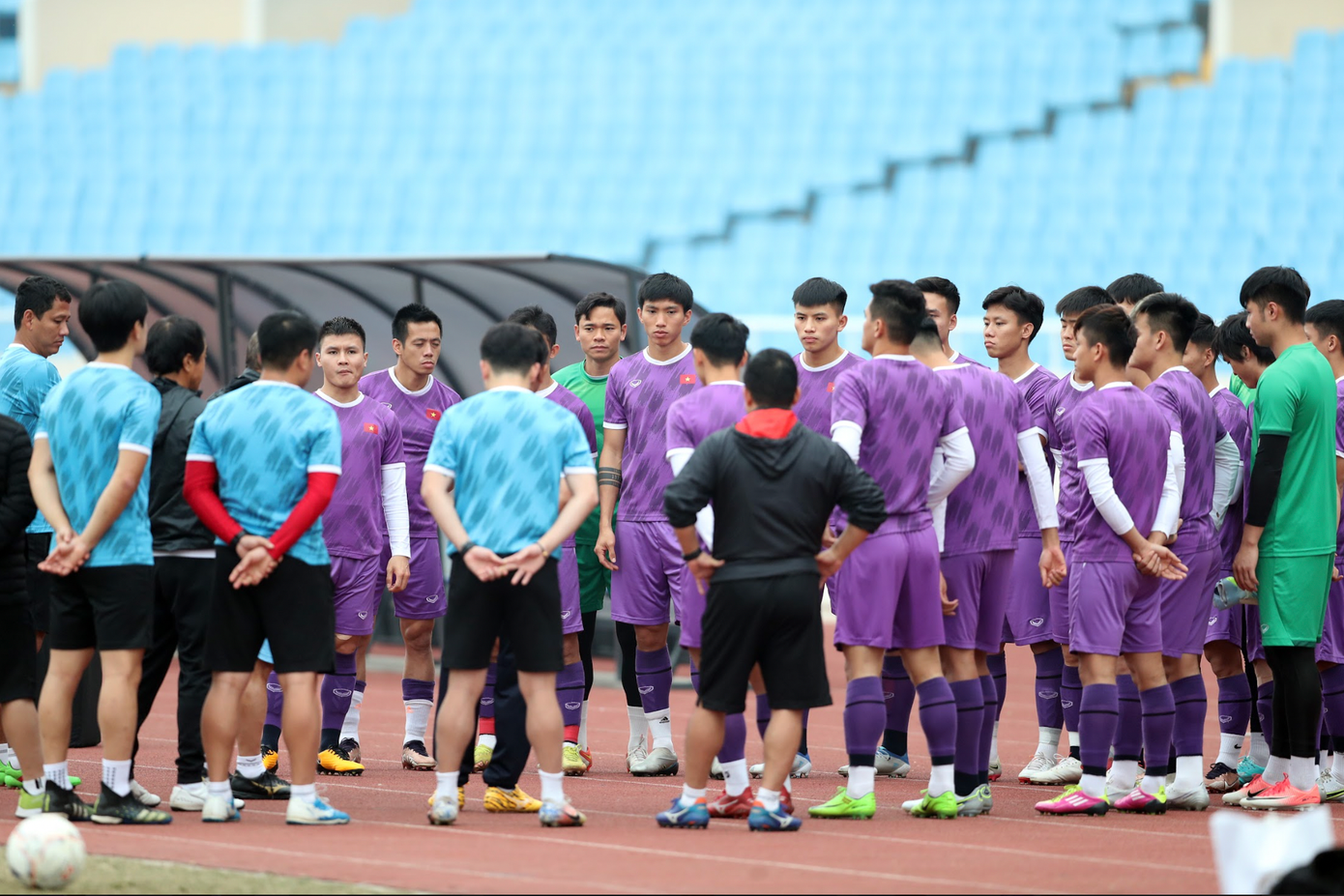 HLV Park Hang-seo có cuộc trò chuyện ngắn với toàn đội trước buổi tập