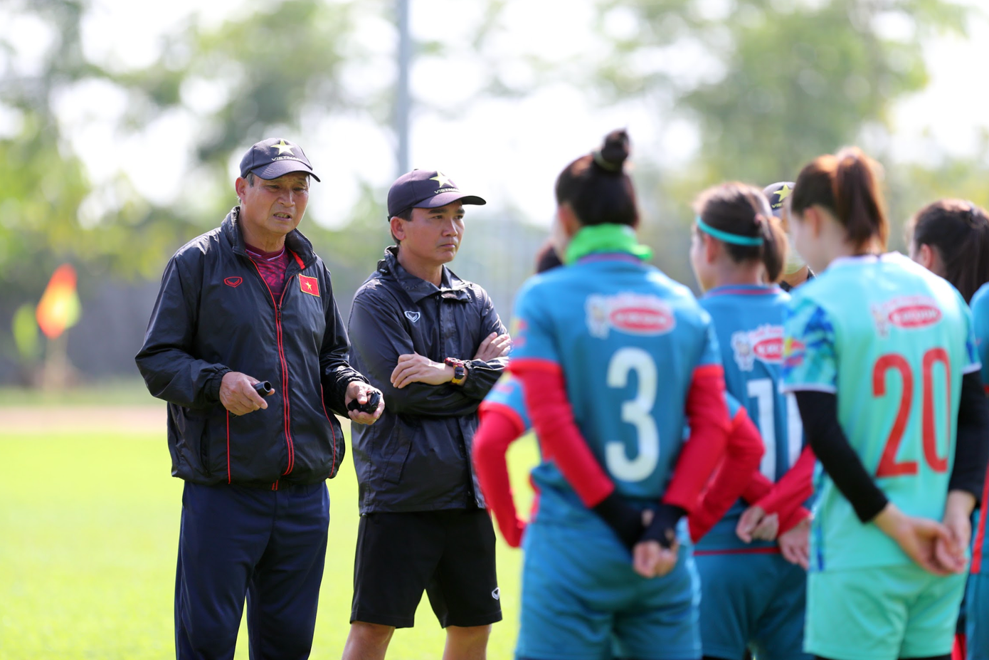 HLV Mai Đức Chung trao đổi với các cầu thủ trước buổi tập. SEA Games 32 dự báo sẽ có nhiều thách thức với đội tuyển bóng đá nữ Việt Nam. HLV Mai Đức Chung trao đổi với các cầu thủ trước buổi tập. SEA Games 32 dự báo sẽ có nhiều thách thức với đội tuyển bóng đá nữ Việt Nam.