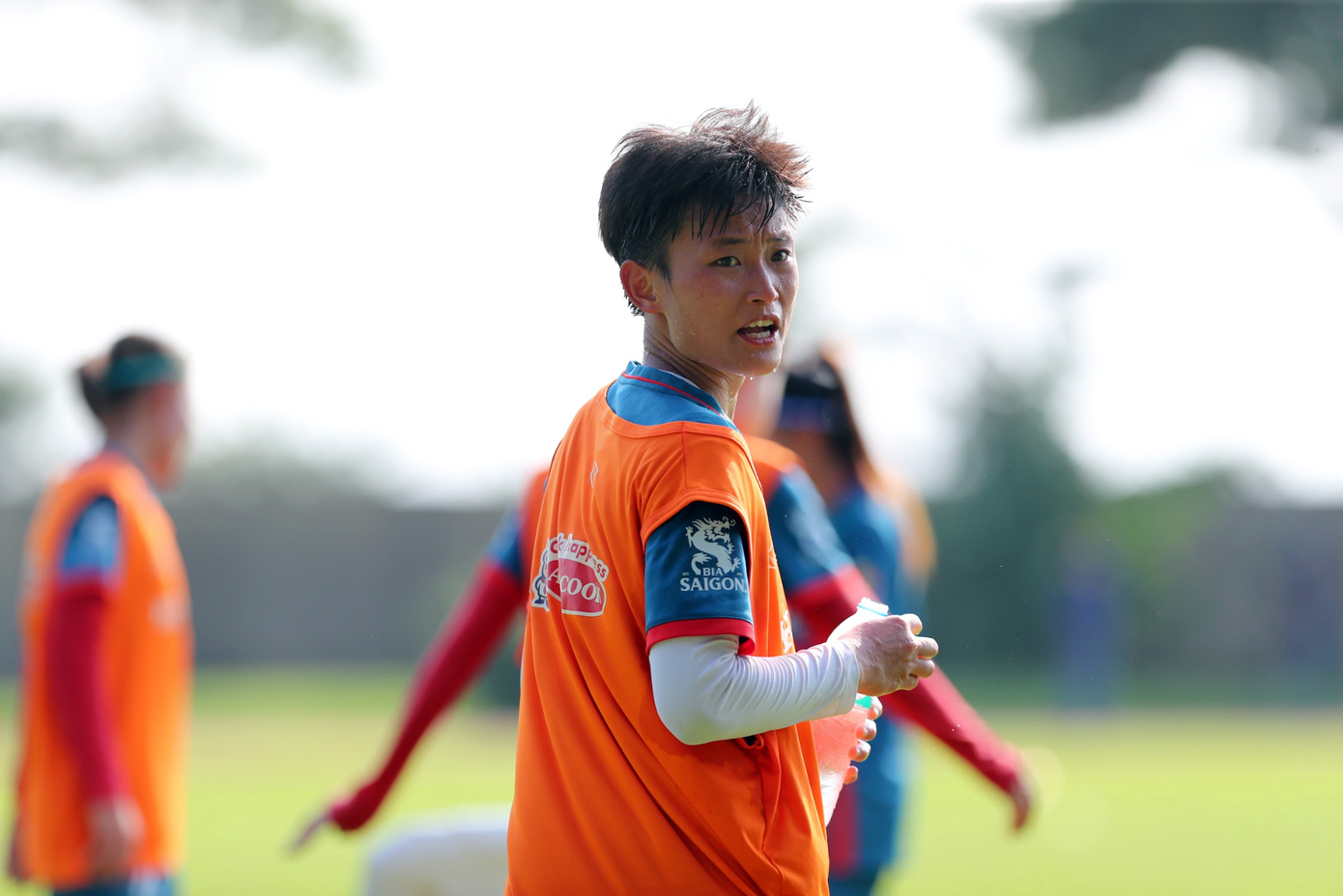 Các cầu thủ nữ Việt Nam liên tục phải uống nước để đảm bảo sức khoẻ, thể lực khi tập luyện Các cầu thủ nữ Việt Nam liên tục phải uống nước để đảm bảo sức khoẻ, thể lực khi tập luyện