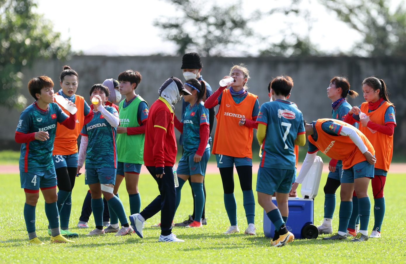 Thời tiết nắng nóng tại Phnom Penh là một trong những khó khăn đối với các đội tuyển thể thao Việt Nam. Vừa trở lại từ xứ lạnh Nhật Bản, các cô gái cần thời gian để thích nghi với cái nóng có thời điểm lên tới gần 40 độ C. Thời tiết nắng nóng tại Phnom Penh là một trong những khó khăn đối với các đội tuyển thể thao Việt Nam. Vừa trở lại từ xứ lạnh Nhật Bản, các cô gái cần thời gian để thích nghi với cái nóng có thời điểm lên tới gần 40 độ C.