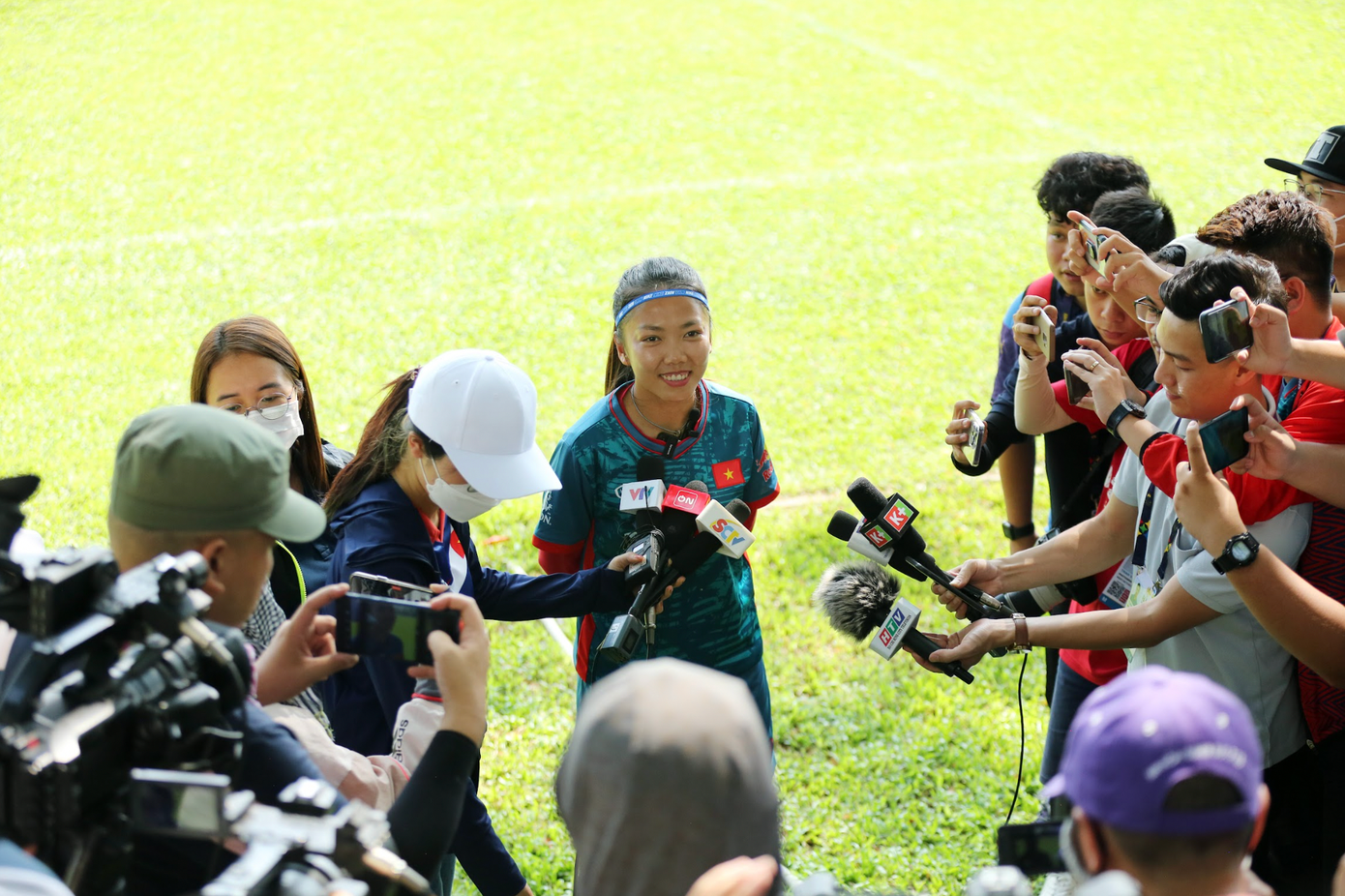 Huỳnh Như nhận được sự quan tâm lớn từ báo chí và các đơn vị truyền thông. Cô cho biết sẽ nỗ lực để ghi nhiều bàn thắng nhất tại SEA Games 32, đồng thời giúp đội tuyển bóng đá nữ đoạt HCV. Huỳnh Như nhận được sự quan tâm lớn từ báo chí và các đơn vị truyền thông. Cô cho biết sẽ nỗ lực để ghi nhiều bàn thắng nhất tại SEA Games 32, đồng thời giúp đội tuyển bóng đá nữ đoạt HCV.