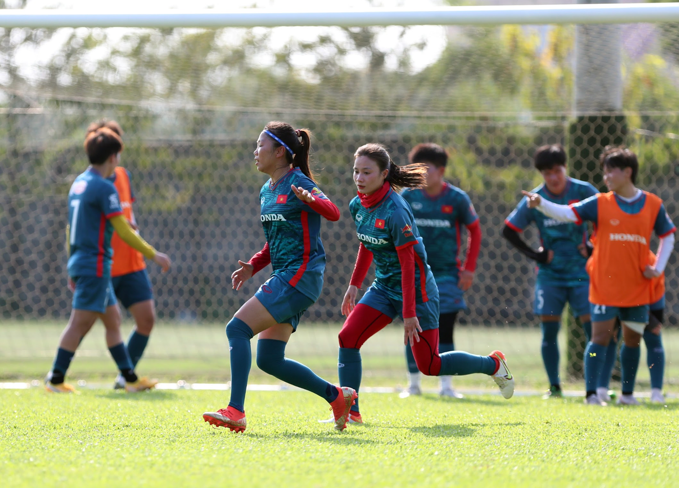 Nắng nóng không làm giảm tinh thần quyết tâm, nỗ lực tập luyện của Huỳnh Như và các đồng đội Nắng nóng không làm giảm tinh thần quyết tâm, nỗ lực tập luyện của Huỳnh Như và các đồng đội