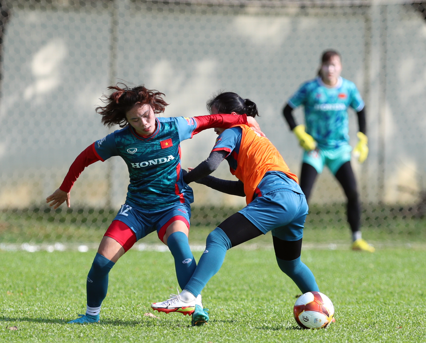 Chọn thời điểm tập luyện khi nắng nóng cao độ có vẻ như là cách để BHL đội tuyển nữ Việt Nam giúp các cầu thủ thích ứng nhanh hơn với điều kiện thi đấu. Chọn thời điểm tập luyện khi nắng nóng cao độ có vẻ như là cách để BHL đội tuyển nữ Việt Nam giúp các cầu thủ thích ứng nhanh hơn với điều kiện thi đấu.