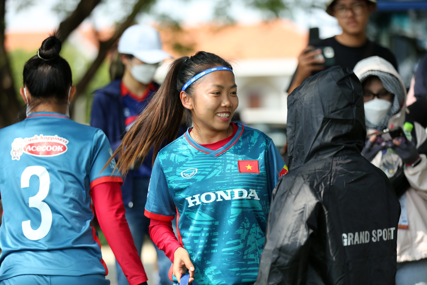 Trở về từ Lank FC, tiền đạo Huỳnh Như là cái tên nổi bật nhất ở đội tuyển bóng đá nữ thời điểm hiện tại. Sự góp mặt của Huỳnh Như được chờ đợi sẽ giúp đội tuyển nữ nhiều cơ hội hơn trong chiến dịch bảo vệ HCV SEA Games 32 Trở về từ Lank FC, tiền đạo Huỳnh Như là cái tên nổi bật nhất ở đội tuyển bóng đá nữ thời điểm hiện tại. Sự góp mặt của Huỳnh Như được chờ đợi sẽ giúp đội tuyển nữ nhiều cơ hội hơn trong chiến dịch bảo vệ HCV SEA Games 32