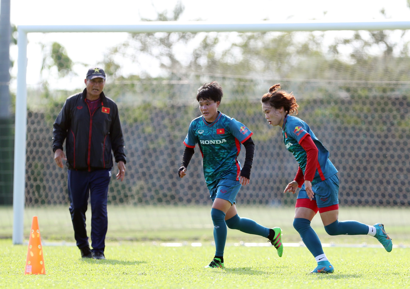 SEA Games 32 cũng được xem là bước chuẩn bị quan trọng để thầy trò HLV Mai Đức Chung hướng tới FIFA World Cup 2023, diễn ra tại Úc và New Zealand mùa hè này. SEA Games 32 cũng được xem là bước chuẩn bị quan trọng để thầy trò HLV Mai Đức Chung hướng tới FIFA World Cup 2023, diễn ra tại Úc và New Zealand mùa hè này.