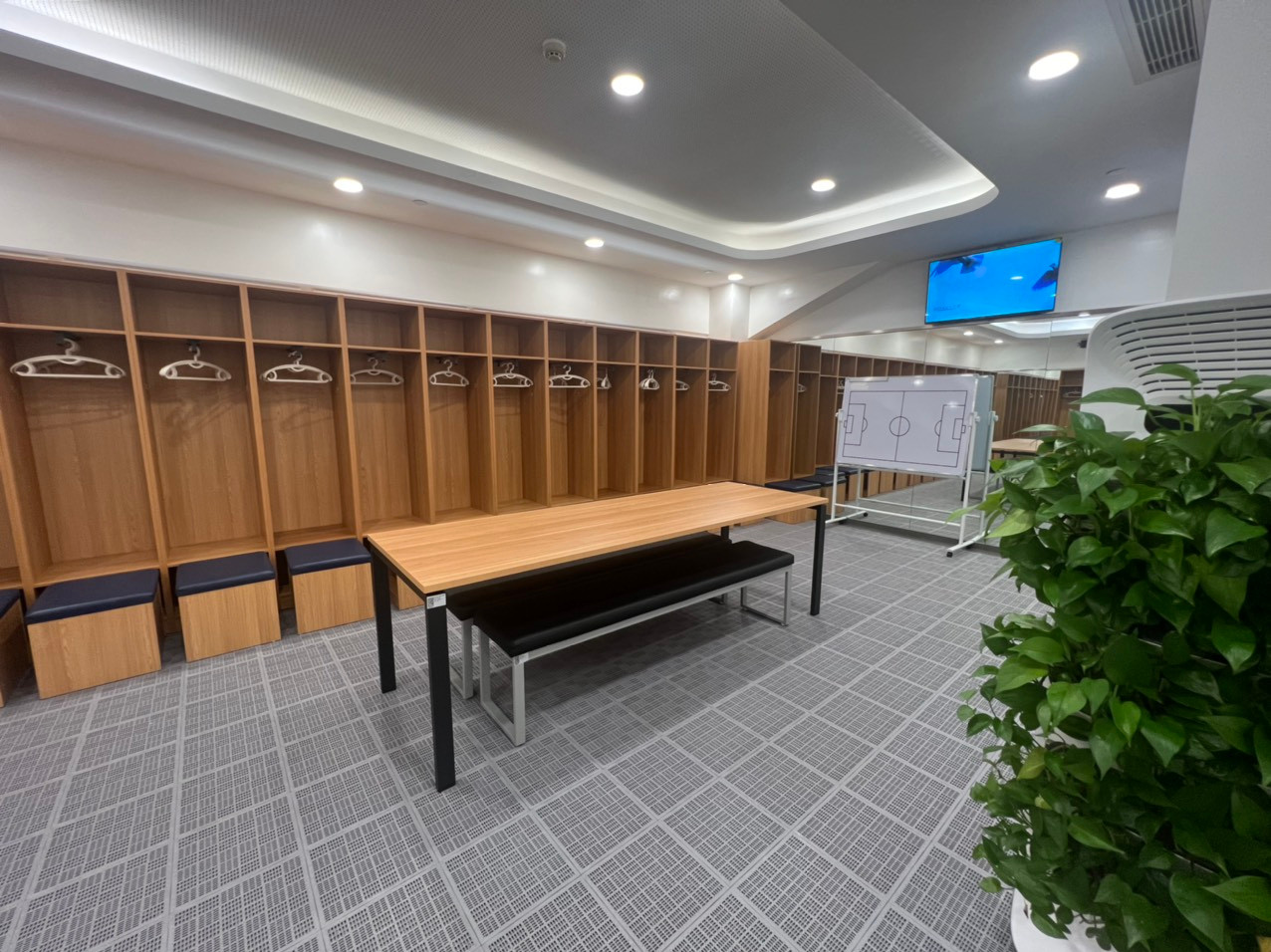 Khu vực phòng thay đồ của đội tuyển Olympic Việt Nam. Mọi thứ được chuẩn bị gần như hoàn hảo.