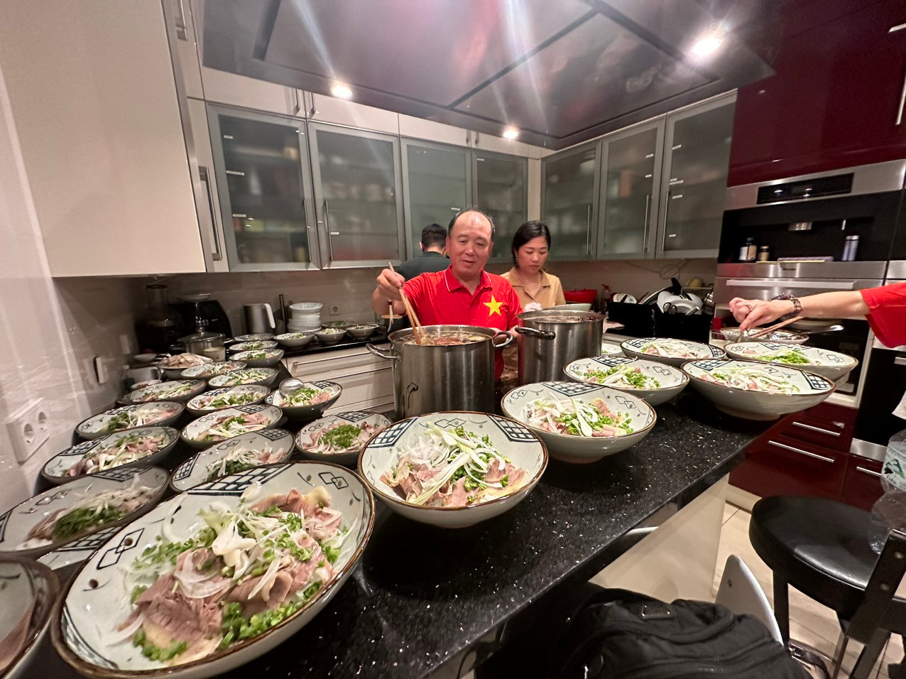 Được biết vào tối nay, kiều bào tại thành phố Frankfurt sẽ tổ chức tiệc chiêu đãi, chia tay đội tuyển bóng đá nữ Việt Nam. Trong chuyến tập huấn tại Đức, thầy trò HLV Mai Đức Chung đã nhận được sự ủng hộ rất nhiệt tình của kiều bào Việt Nam. (ảnh Anh Tuấn)