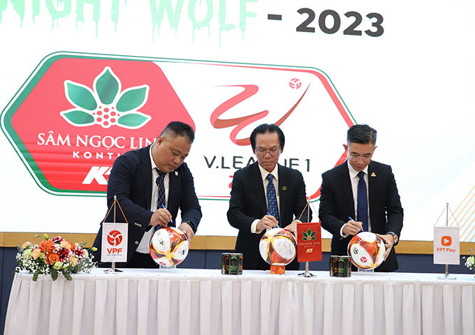 Sâm Ngọc Linh Kontum sẽ tiếp tục đồng hành cùng V-League tới năm 2024 theo hợp đồng với VPF. (ảnh Anh Cường)