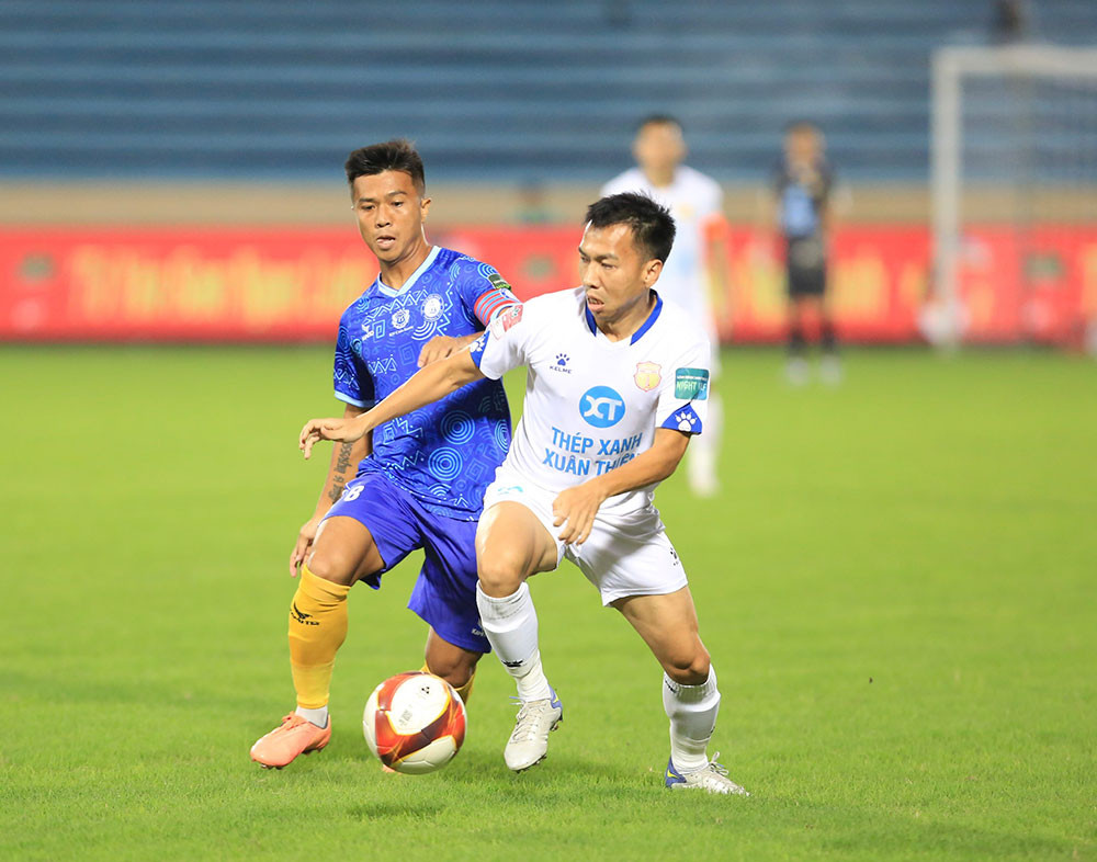 Nam Định dẫn đầu V-League sau 5 vòng với trận hoà 1-1 trước Khánh Hoà (ảnh Anh Tú) Nam Định dẫn đầu V-League sau 5 vòng với trận hoà 1-1 trước Khánh Hoà (ảnh Anh Tú)
