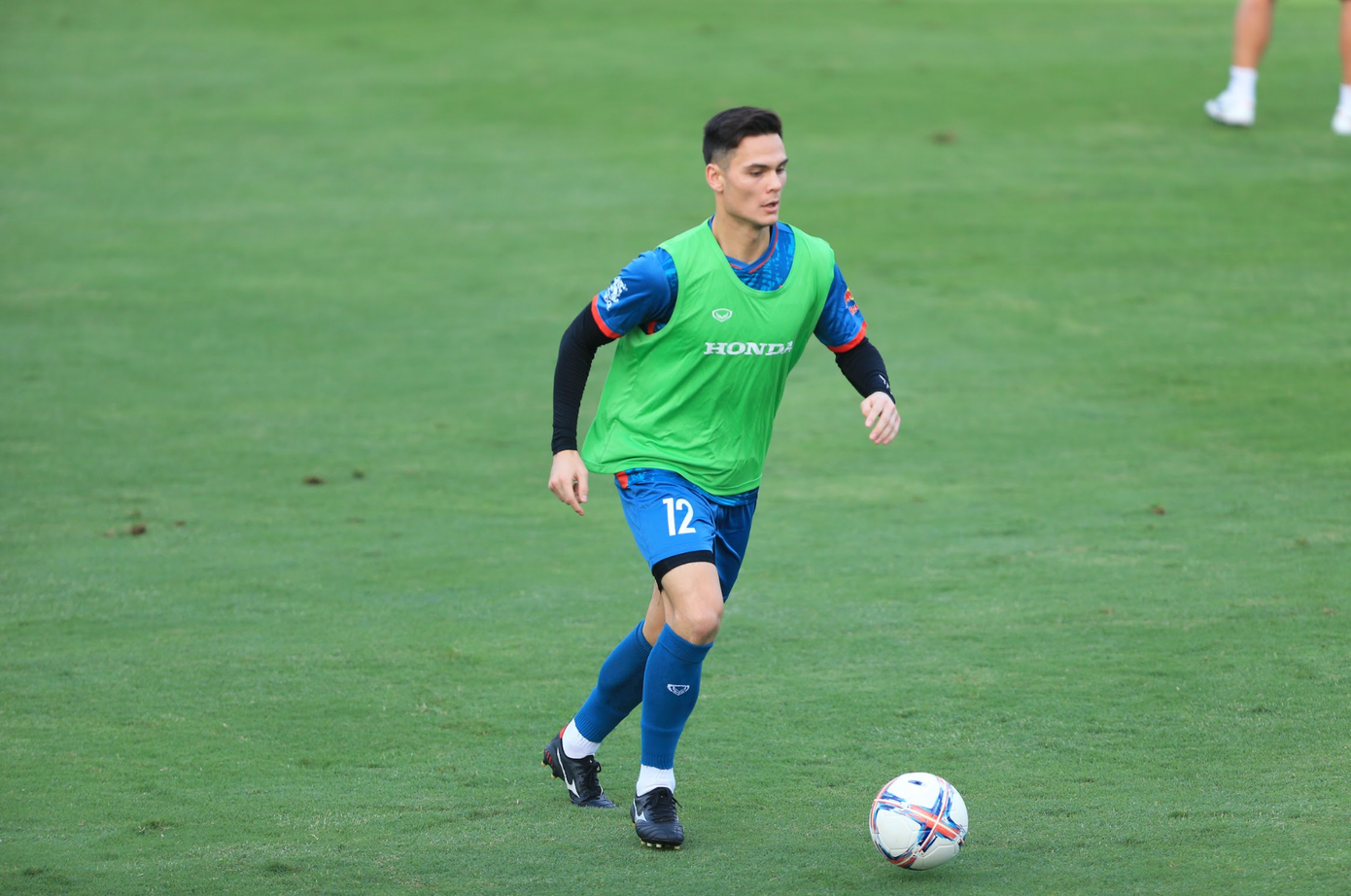 Trung vệ Topenland Bình Định, Adriano Schmidt cũng góp mặt ở đợt tập trung lần này của tuyển Việt Nam. Anh từng được HLV Park Hang-seo triệu tập ở trận giao hữu với Afghanistan năm 2022.