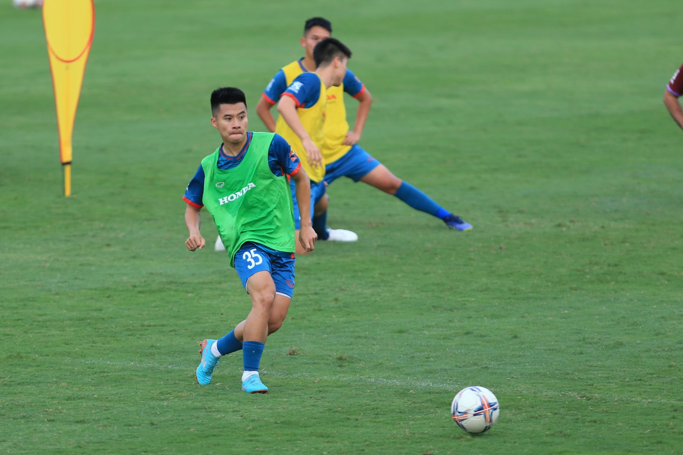 Các cầu thủ trẻ tỏ ra hoà nhập khá nhanh với đồng đội ở đội tuyển Việt Nam. HLV Troussier cho biết sẽ gọi những người có phong độ tốt nhất lên tuyển.