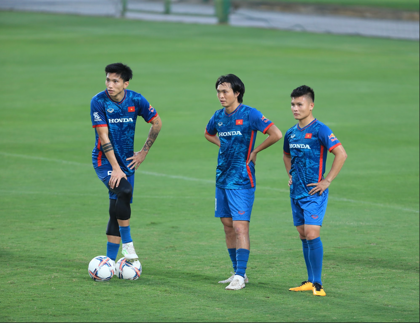 Sau khi vắng mặt buổi tập đầu tiên, tiền vệ Nguyễn Quang Hải hôm qua đã có mặt. Anh vừa chia tay đội bóng hạng Nhì Pháp Pau FC.