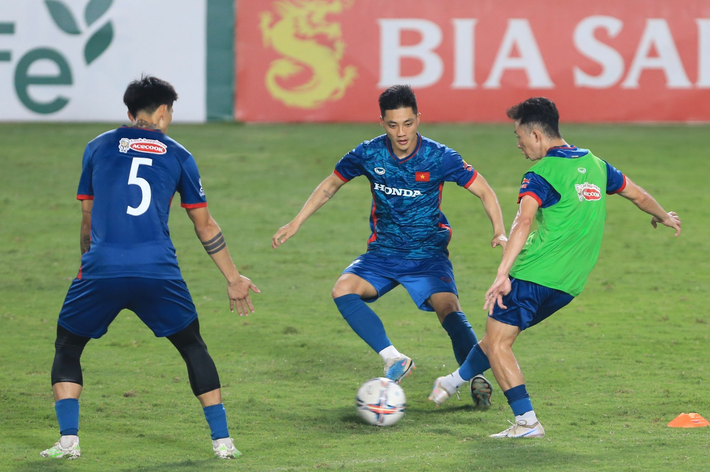 Thời tiết oi bức của Hà Nội khiến buổi tập của đội tuyển Việt Nam diễn ra khá vất vả với các cầu thủ. Tuy nhiên tất cả đều nỗ lực để thể hiện với HLV Troussier.