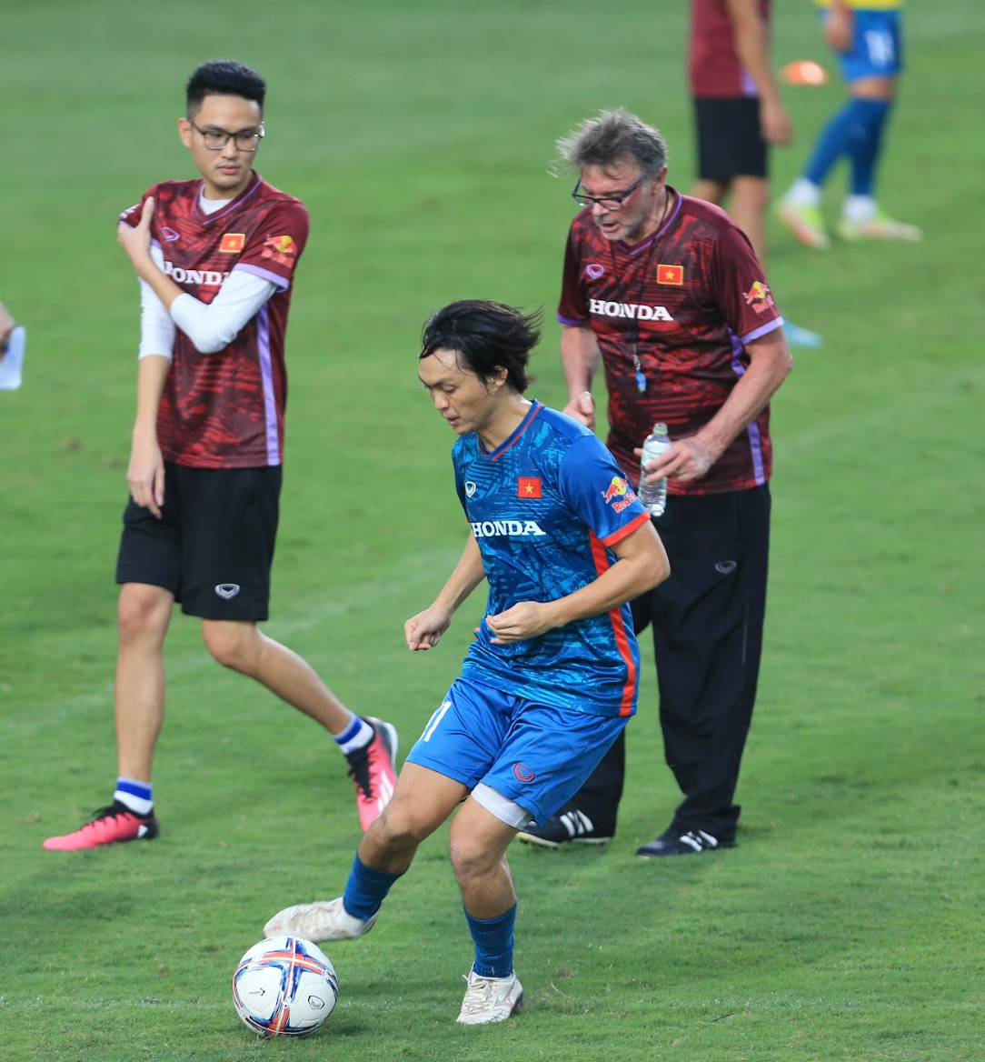 Nguyễn Tuấn Anh là tiền vệ giàu chất hào hoa của bóng đá Việt Nam. Tuy nhiên anh không duy trì được vị trí thường xuyên ở đội tuyển Việt Nam do điểm yếu thể lực.