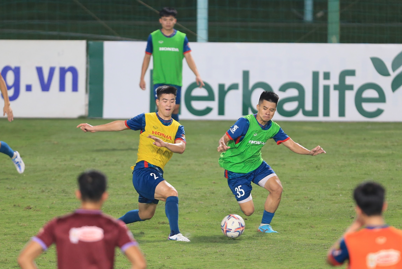 Trung vệ Duy Mạnh trong tình huống tranh chấp với đồng đội. Hàng thủ đội tuyển Việt Nam có sự hiện diện của đầy đủ các gương mặt trụ cột như Duy Mạnh, Bùi Tiến Dũng, Quế Ngọc Hải.