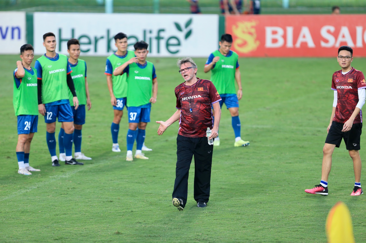 HLV Troussier cho biết vẫn đang trong quá trình hoàn thiện lối chơi cho đội tuyển Việt Nam (ảnh Anh Đoàn)