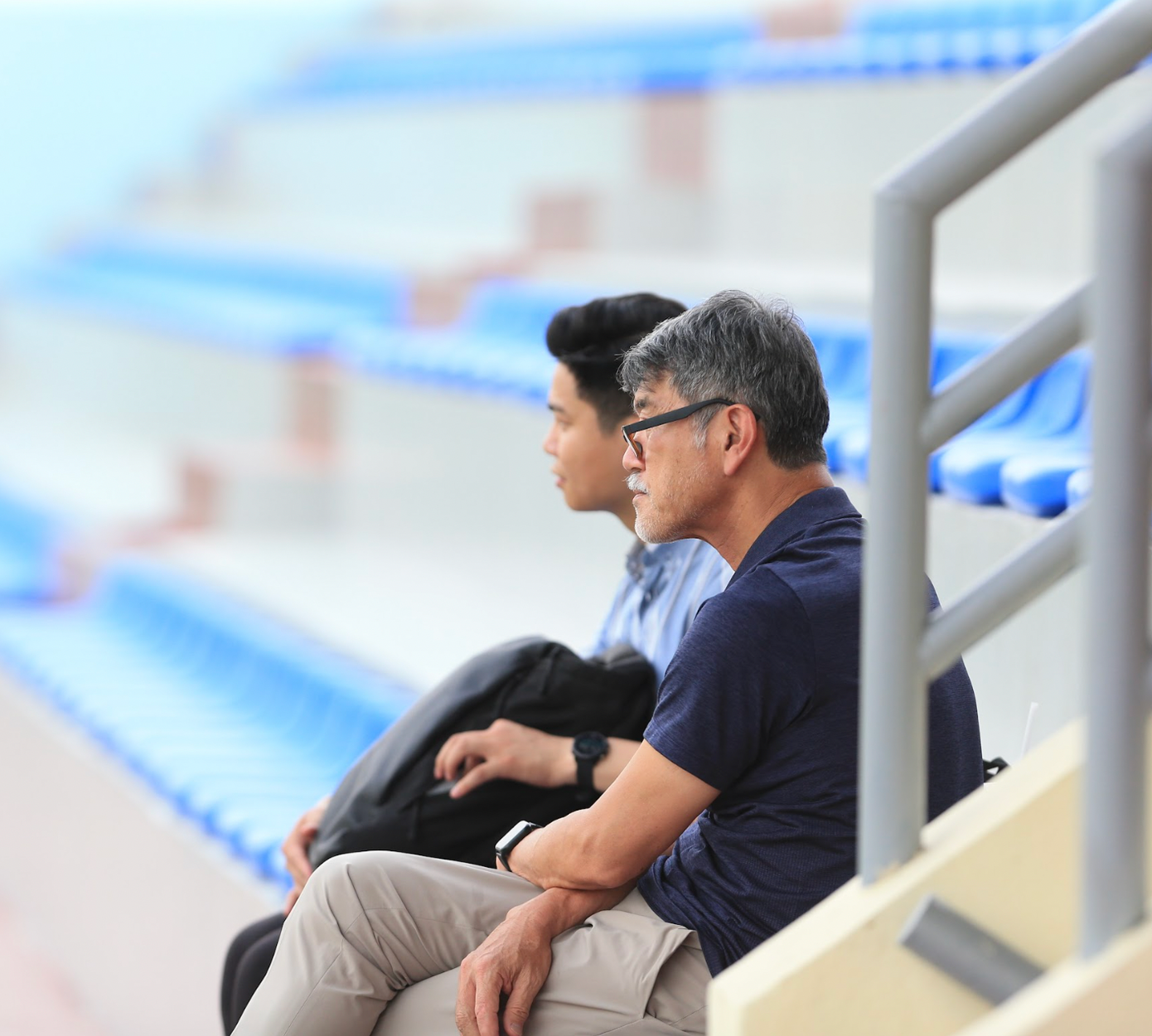 Tân Giám đốc kỹ thuật VFF Koshida Takeshi cũng ngồi bên ngoài theo dõi buổi tập của đội tuyển Việt Nam. Ông Takeshi cho biết sẽ phối hợp với HLV Troussier để cùng giúp bóng đá Việt Nam phát triển.