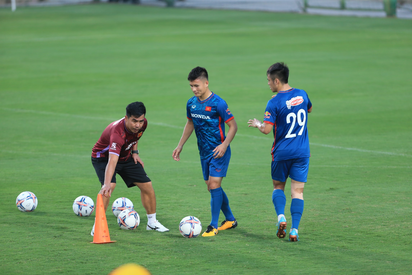 Quang Hải không được ra sân nhiều ở Pau FC, nhưng HLV Troussier cho biết ông gọi nhiều cầu thủ để đánh giá tổng thể lực lượng đội tuyển Việt Nam.