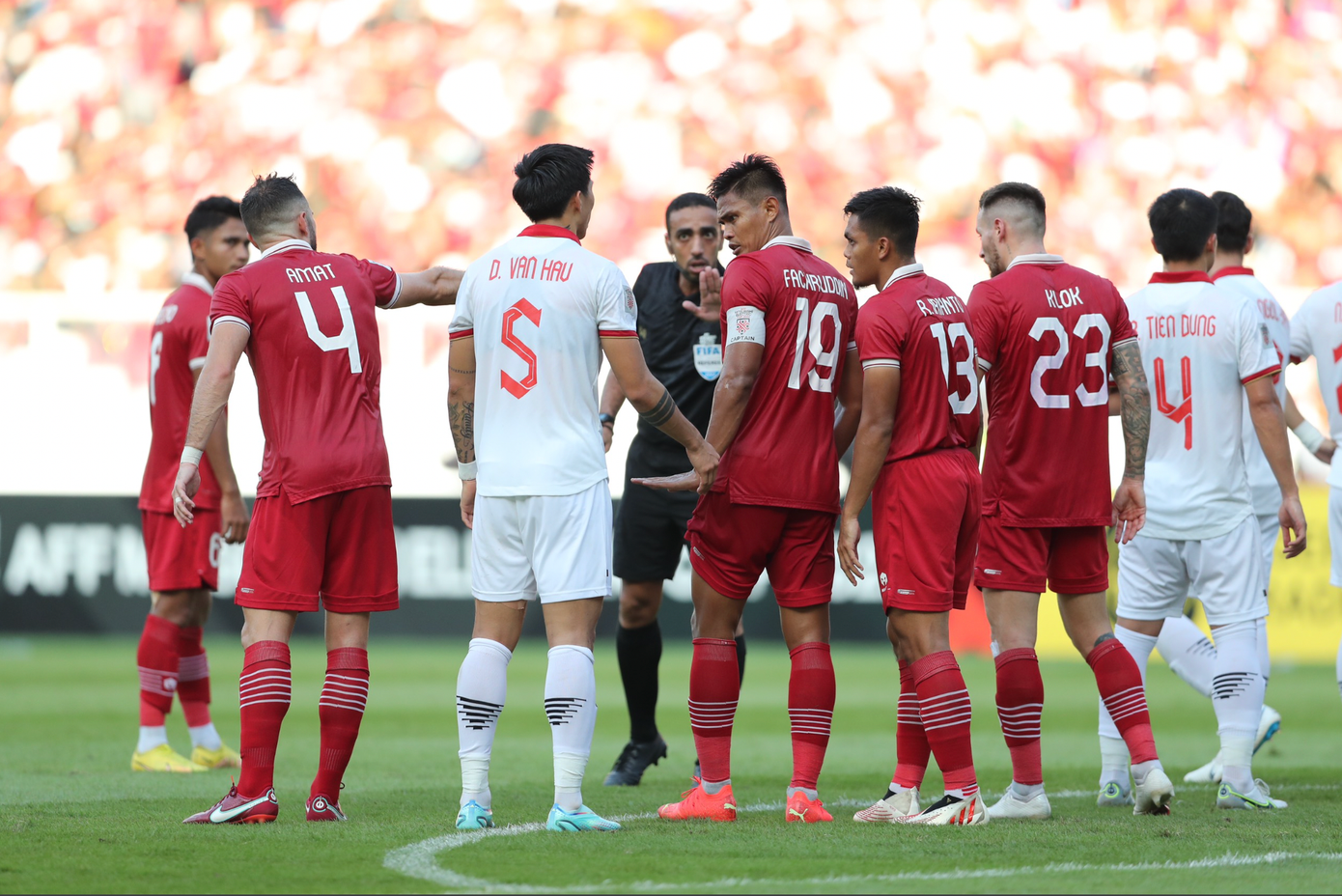 Tiểu xảo là một phần của bóng đá nhưng khác với thô bạo, ranh giới giữa người hùng và tội đồ luôn mong manh. Ảnh Hữu Phạm Tiểu xảo là một phần của bóng đá nhưng khác với thô bạo, ranh giới giữa người hùng và tội đồ luôn mong manh. Ảnh Hữu Phạm