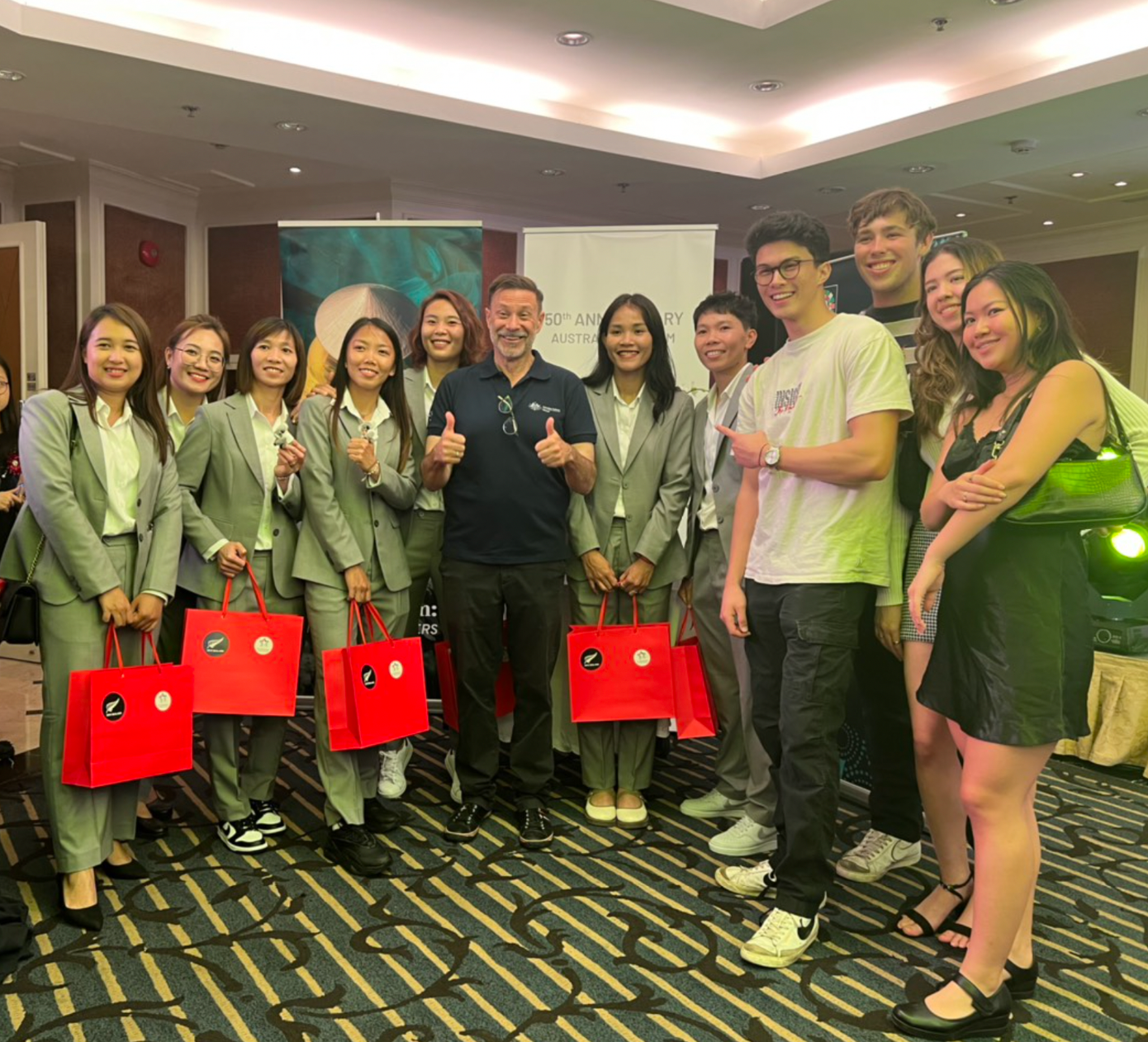 Đại sứ Andrew chụp ảnh kỷ niệm với các tuyển thủ bóng đá nữ Việt Nam. Ông Andrew chúc đội tuyển nữ Việt Nam thi đấu thành công, dự giai đoạn 2 ở Úc. (ảnh Tiểu Phùng) Đại sứ Andrew chụp ảnh kỷ niệm với các tuyển thủ bóng đá nữ Việt Nam. Ông Andrew chúc đội tuyển nữ Việt Nam thi đấu thành công, dự giai đoạn 2 ở Úc. (ảnh Tiểu Phùng)