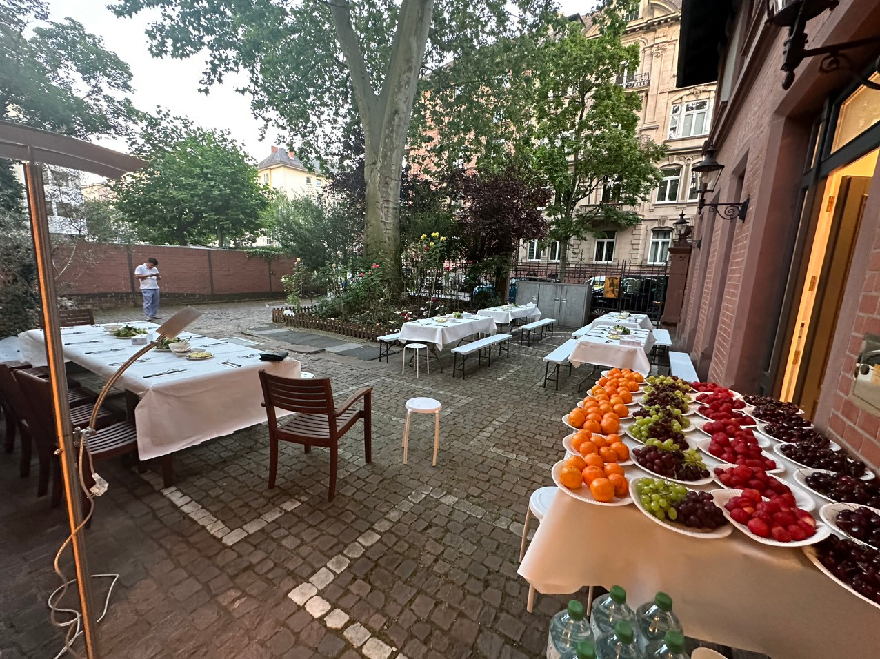 Sau trận đấu, đội tuyển nữ Việt Nam đã được mời chiêu đãi tại nhà riêng anh Nguyễn Đăng Khoa, người Việt tại thành phố Frankfurt.